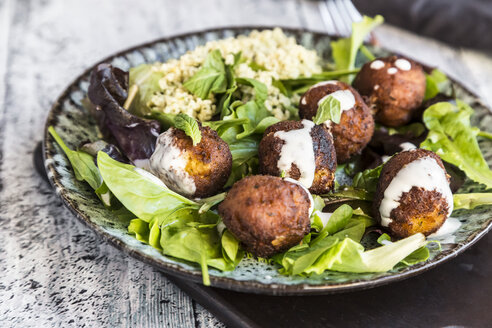 Teller mit Falafel, Salat, Joghurtsauce mit Minze und Tabbouleh - SARF03546