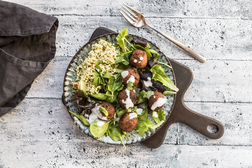 Teller mit Falafel, Salat, Joghurtsauce mit Minze und Tabbouleh - SARF03547