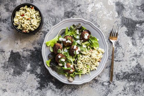 Teller mit Falafel, Salat, Joghurtsauce mit Minze und Tabbouleh - SARF03548