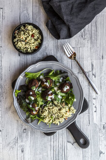 Teller mit Falafel, Salat, Joghurtsauce mit Minze und Tabbouleh - SARF03550