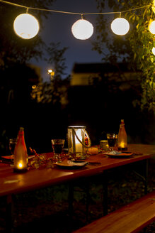 Gedeckter Tisch im Garten bei Nacht - SARF03558