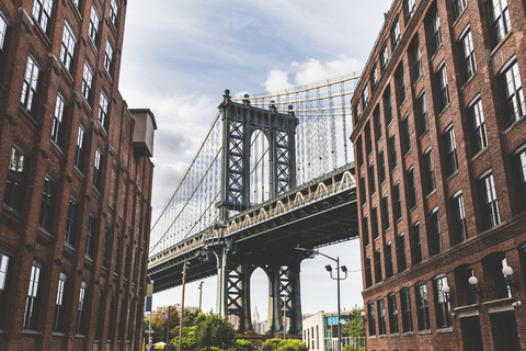 USA, New York City, Blick auf die Manhattan Bridge von Brooklyn aus, lizenzfreies Stockfoto