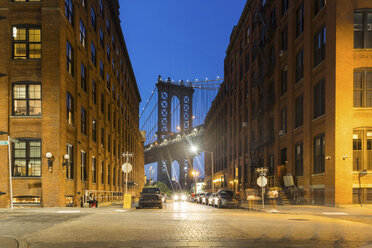 USA, New York City, Blick auf die Manhattan Bridge von Brooklyn aus in der Dämmerung - WPEF00091