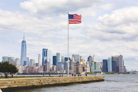 USA, New York, panoramic view of Manhattan with American Flag in the foreground stock photo