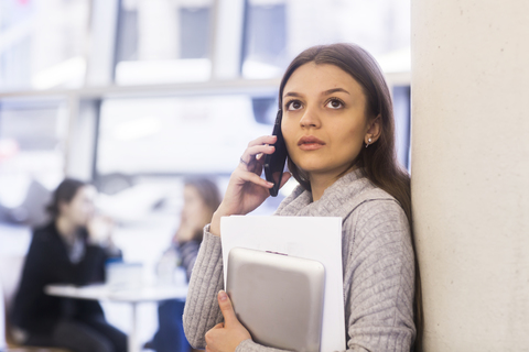 Porträt einer jungen Frau am Telefon, lizenzfreies Stockfoto