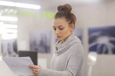 Porträt einer jungen Frau bei der Arbeit in einem Büro - SGF02181