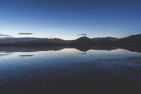 Island, Hofn, Blick auf See und Berge nach Sonnenuntergang, lizenzfreies Stockfoto