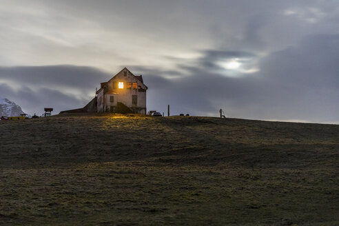 Island, Hofn, Beleuchtetes Fenster in einem Haus auf dem Lande bei Nacht - WPEF00102