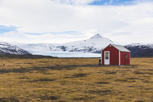 Island, Vik, Scheune auf dem Lande mit Gletscher im Hintergrund - WPEF00103