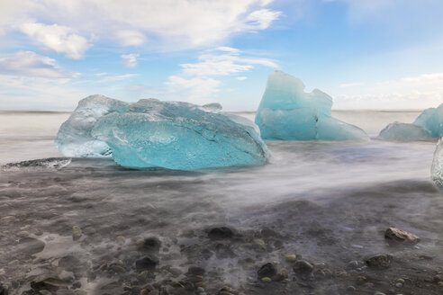 Island, Hof, schwarzer Sandstrand mit Eisstücken - WPEF00104