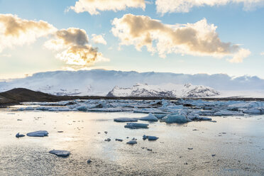 Iceland, Hof, Jokulsarlon lagoon with icebergs and mountains - WPEF00108