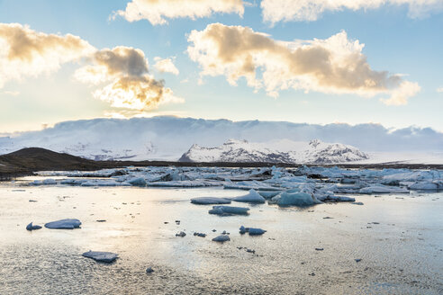 Island, Hof, Lagune Jokulsarlon mit Eisbergen und Bergen - WPEF00108