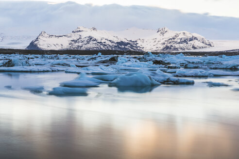 Island, Hof, Lagune Jokulsarlon mit Eisbergen und Bergen - WPEF00109