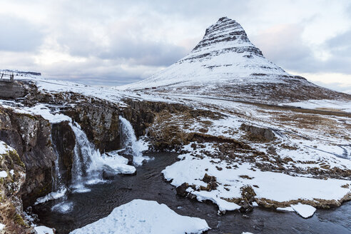 Island, Grundarfjordur, Blick mit Wasserfall und Berg - WPEF00114