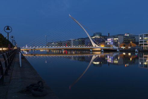 Irland, Dublin, Samuel Beckett Bridge, Fluss Liffey am Abend - SJF00211