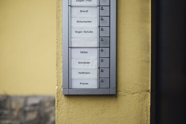 Germany, doorbell button panel with empty nameplate of deceased neighbour - JSCF00054