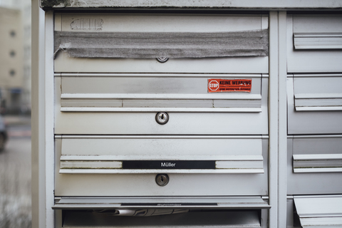 Versperrter Briefkasten des verstorbenen Nachbarn, lizenzfreies Stockfoto