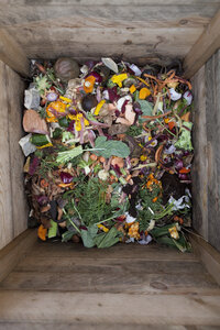 Unmittelbar über der Aufnahme von pflanzlichen Abfällen in einem Holzcontainer - FSIF00005