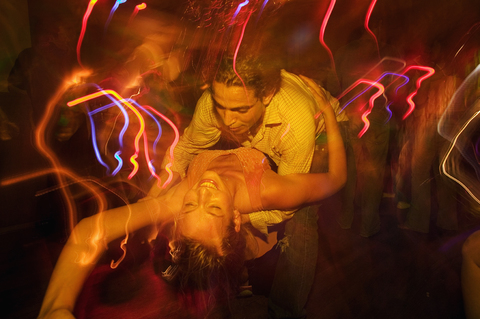 Paar tanzt zusammen in einem Nachtclub, lizenzfreies Stockfoto