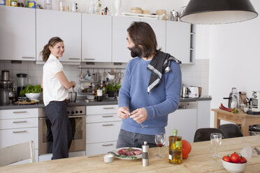 Ehepaar bereitet Essen in der Küche vor - FSIF00041