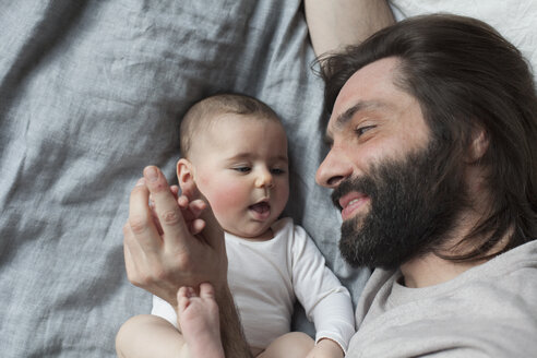 Hohe Winkel Ansicht der liebevollen Vater und Baby-Mädchen im Bett - FSIF00045