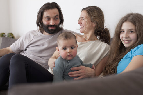 Familie mit zwei Kindern im Wohnzimmer - FSIF00050