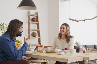 Lächelndes Paar beim Frühstück zu Hause - FSIF00056