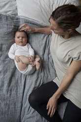 Hohe Winkel Ansicht von Mutter und Baby Mädchen im Bett - FSIF00063