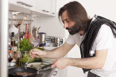 Mittlerer erwachsener Mann bei der Fleischzubereitung in der häuslichen Küche - FSIF00075