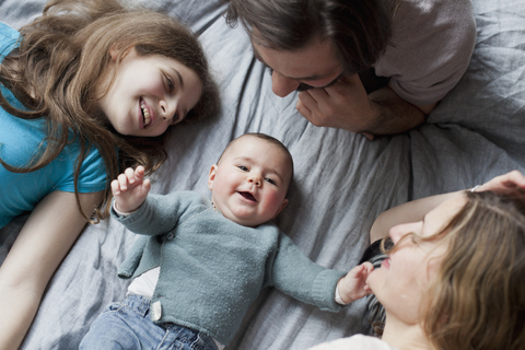 Hohe Winkel Ansicht der Familie Blick auf süße Baby-Mädchen, lizenzfreies Stockfoto