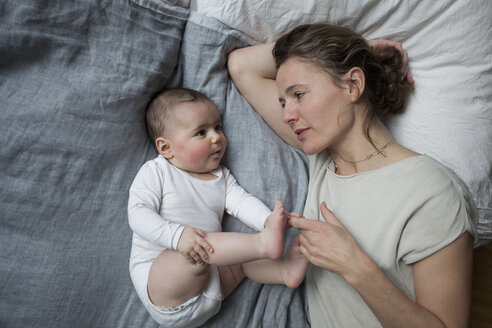 Direkt über der Aufnahme der Mutter mit Blick auf das kleine Mädchen im Bett - FSIF00099