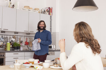 Smiling mid adult couple in kitchen - FSIF00104