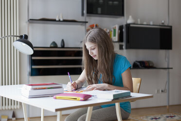 Girl studying at home - FSIF00111