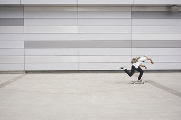 Mann in voller Länge auf dem Skateboard im Freien - FSIF00119