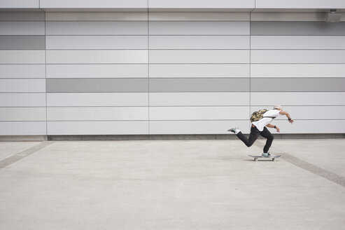 Mann in voller Länge auf dem Skateboard im Freien - FSIF00119