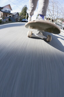 Niedriger Ausschnitt eines Mannes, der auf der Straße Skateboard fährt - FSIF00120