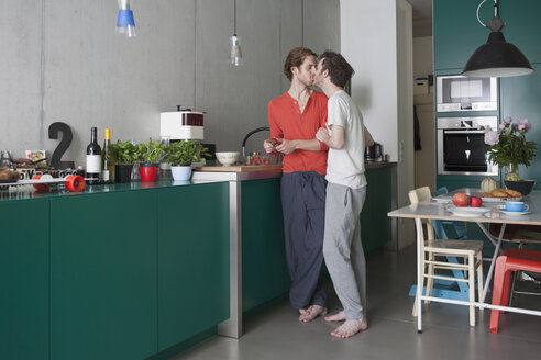 Romantisches schwules Paar küsst sich in voller Länge in der Küche - FSIF00199