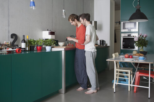 Volle Länge Seitenansicht von jungen Homosexuell Paar in der Küche - FSIF00200