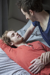 Romantisches junges schwules Paar schaut sich im Schlafzimmer an - FSIF00227