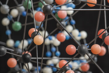 Nahaufnahme einer mehrfarbigen Molekularstruktur auf weißem Hintergrund - FSIF00261