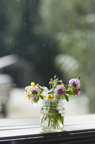 Blumenvase auf der Fensterbank, lizenzfreies Stockfoto