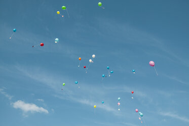 Niedriger Blickwinkel auf Ballons mit Nachrichten in der Luft gegen den Himmel - FSIF00305