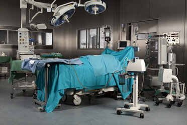 A covered body on a surgical operating table - FSIF00339