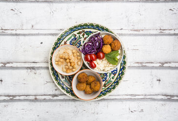 Süßkartoffelbällchen, Couscous, Hummus und Gemüse in Schalen - LVF06687