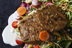 Veggie-Burger mit Salat, Gemüse und Joghurtsauce - CSF28901