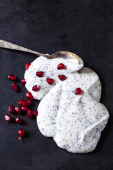 Naturjoghurt mit Mohn und Granatapfelkernen auf dunklem Grund - CSF28907