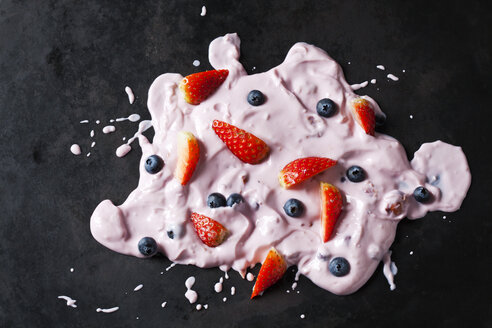 Erdbeerjoghurt mit Erdbeeren und Heidelbeeren auf dunklem Grund - CSF28908