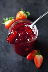 Spoon of strawberry jam, close-up - CSF28915