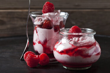 Trifle aus Schlagsahne mit Erdbeeren und Erdbeersauce in Gläsern - CSF28923