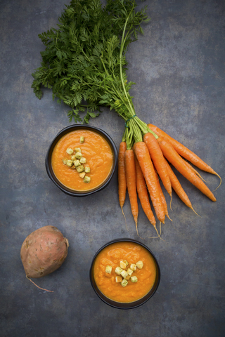 Zwei Schalen Süßkartoffel-Karotten-Suppe mit Croutons, lizenzfreies Stockfoto